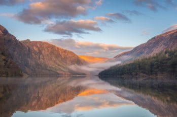 Lac avec montagne et forêt se refletant dedans